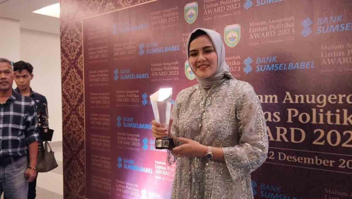 Sekretaris Jendral PP PERBASI, Nirmala Dewi, berpose setelah menerima penghargaan di malam anugerah Lintas Politika Award 2023, yang diselenggarakan di Palembang, Jumat (22/12/23). - INDOSPORT