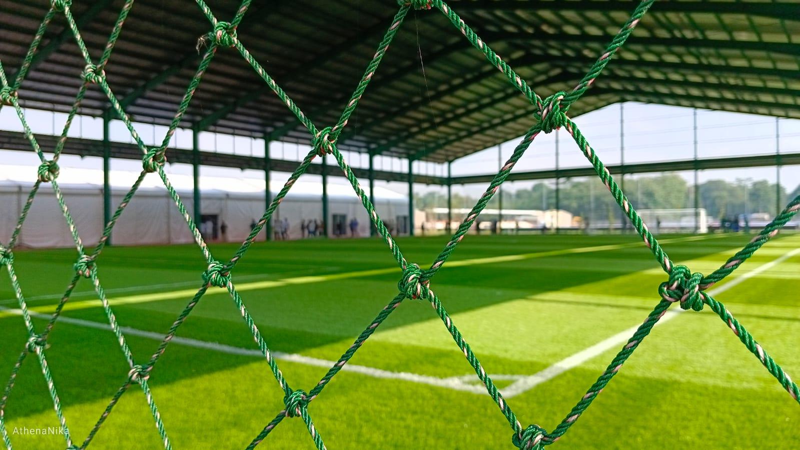 Selain dua lapangan utama, Kompleks Garudayaksa FA dilengkapi satu lapangan indoor dengan rumput sintetis sebagai alternatif latihan ketika cuaca sedang tidak mendukung alias hujan deras.