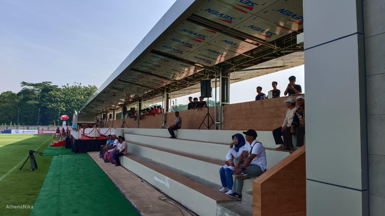 Pemandangan tribun penonton di dua lapangan utama yang kabarnya bisa menampung sekitar 1.000 orang (500 orang per sisi lapangan).