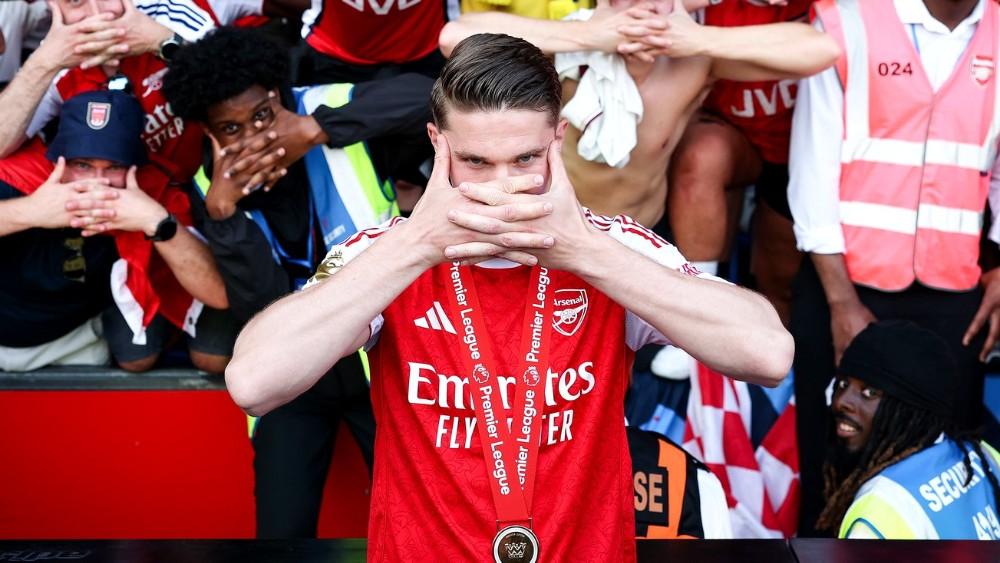 Penyerang Arsenal, Viktor Gyokeres, merayakan keberhasilan timnya menjuarai Liga Inggris musim 2025/26. Instagram/viktorgyokeres