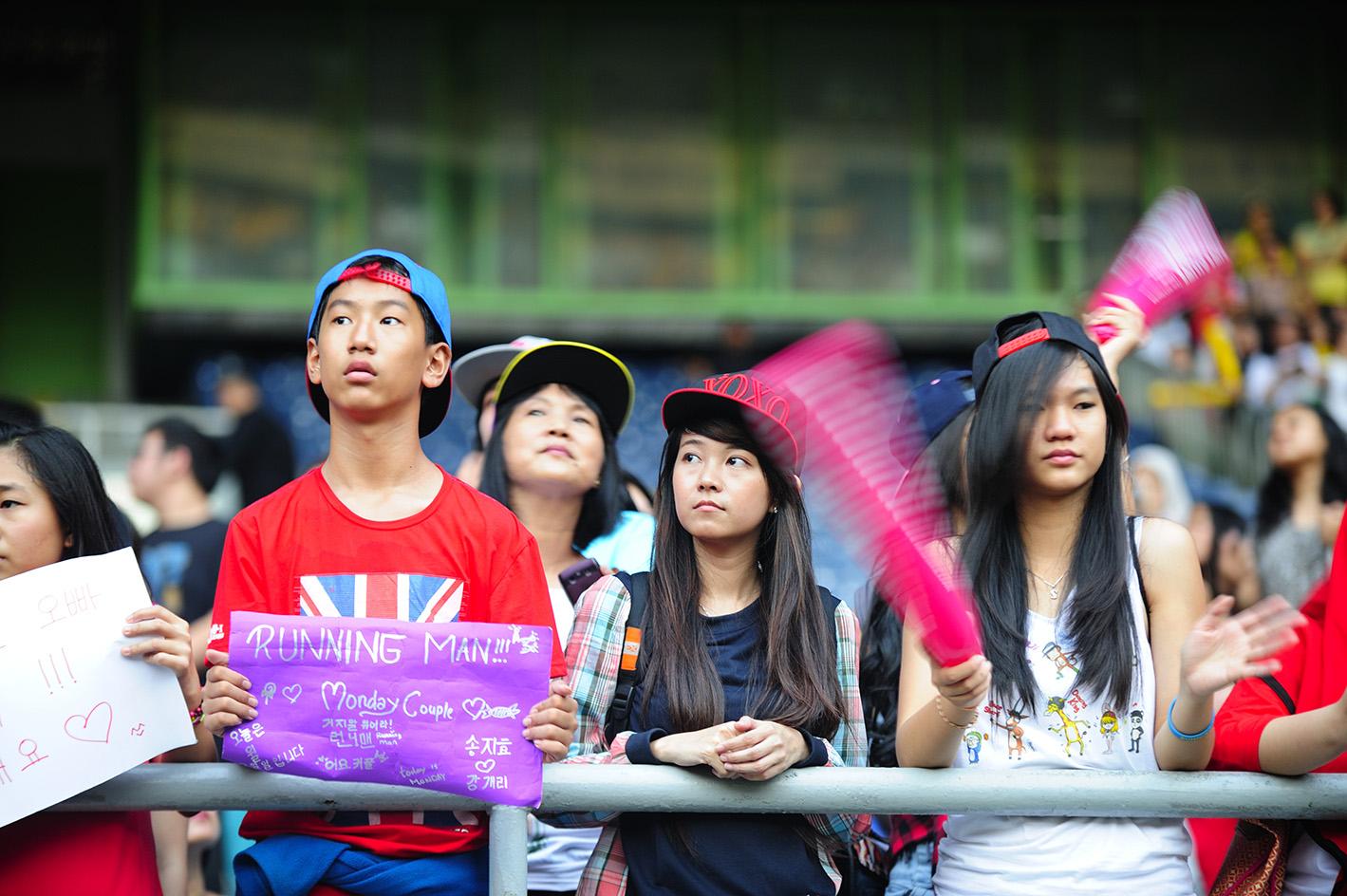 Fans Park Ji Sung tengah menanti penampilan pemain idola mereka di SUGBK, Jakarta, Senin (02/06/14). - INDOSPORT