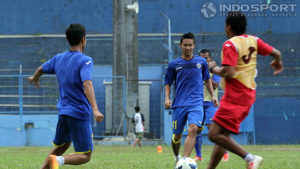Asisten Pelatih Arema Cronus, Kuncoro (kanan), sampai harus turun gelanggang dalam latihan perdana tim di Stadion Gajayana, Malang, Senin (16/06/14).