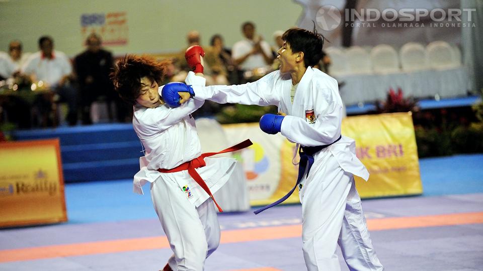  Tiara Pujakusuma (sabuk biru) mendaratkan pukulan telak kearah Kobayashi Miki (sabuk merah) pada pertandingan WKF Karate Premier League di Istora Senayan, Jakarta, Sabtu (21/06/14). - INDOSPORT