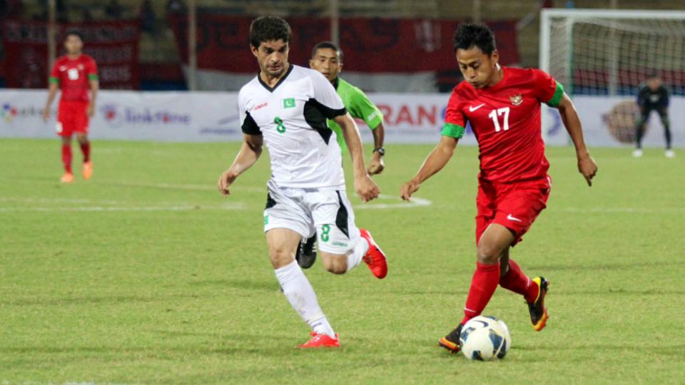 Samsul Arif mengenakan seragam Timnas Indonesia ketika berhadapan dengan Palestina. Copyright: Ardiansyah/INDOSPORT