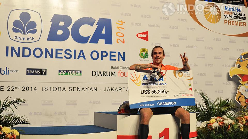 Jan O. Jorgensen duduk tersenyum diatas podium usai mengalahkan Kenichi Tago pada nomor final tunggal putra BCA Indonesia Open 2014 di Istora Senayan, Jakarta, Minggu   (22/06/14). 