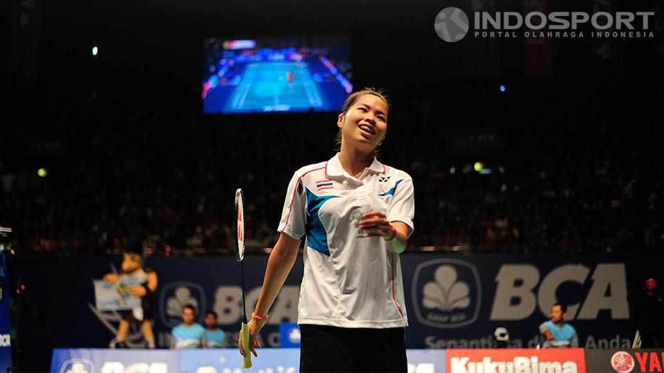 Ratchanok Intanon (Thailand) tetap tersenyum setelah gagal mengantisipasi serangan Li Xuerui (China) pada nomor final tunggal putri BCA Indonesia Open 2014 di Istora Senayan, Jakarta, Minggu (22/06/14).