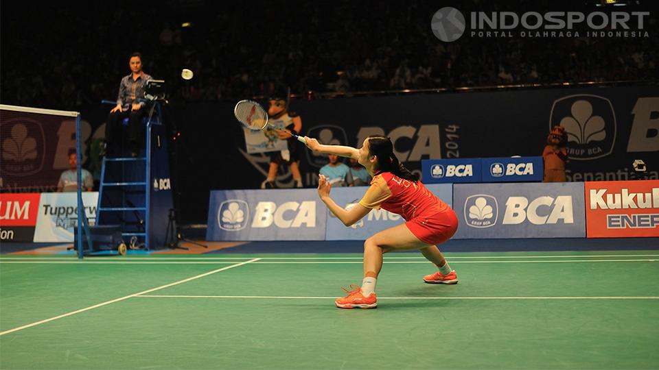 Li Xuerui (China) mengembalikan serangan rendah dari Ratchanok Intanon (Thailand) pada nomor final tunggal putri BCA Indonesia Open 2014 di Istora Senayan, Jakarta,   Minggu (22/06/14). 