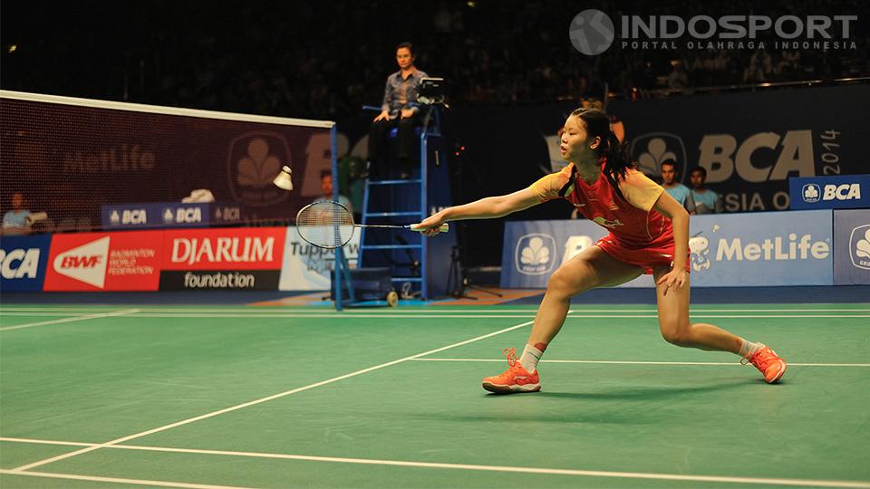 Li Xuerui (China) dengan yakin mengembalikan serangan Ratchanok Intanon (Thailand) pada nomor final tunggal putri BCA Indonesia Open 2014 di Istora Senayan, Jakarta, Minggu (22/06/14).