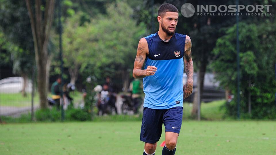 Diego Michiels bersama Timnas senior pada saat latihan di lapangan Sekolah Pelita Harapan.
