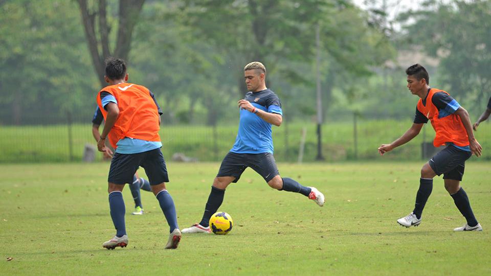 Cristian Gonzales pada saat latihan bersama timnas di lapangan Sekolah Pelita Harapan, Karawaci, Tangerang.