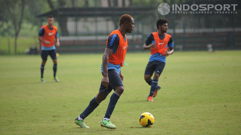 Victor Igbonefo pada saat latihan bersama timnas di lapangan Sekolah Pelita Harapan, Karawaci, Tangerang. Copyright: Ratno Prasetyo/ INDOSPORT