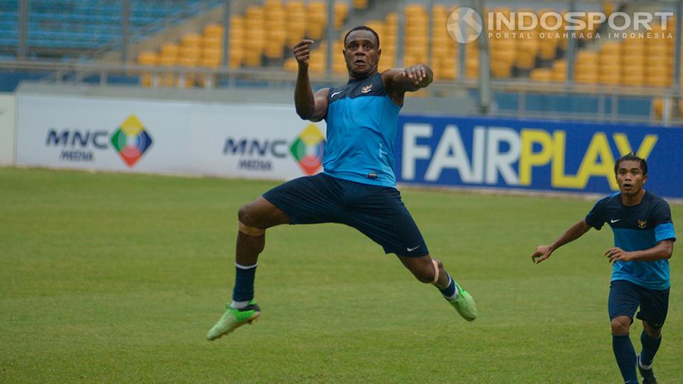 Victor Igbonefo pada saat latihan bersama timnas di lapangan SUGBK, Jakarta. Copyright: Ratno Prasetyo/ INDOSPORT