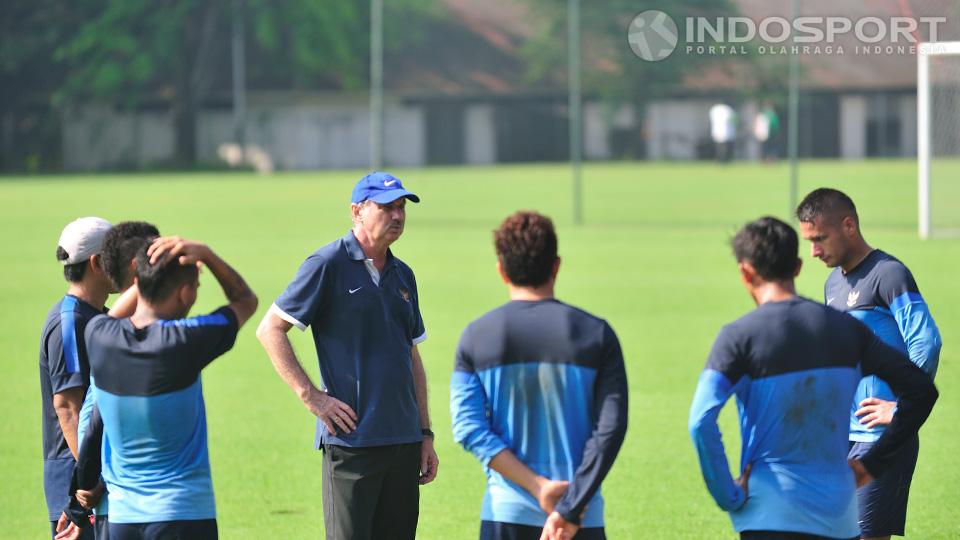 Alfred Pimpin Latihan Perdana Tim Senior - INDOSPORT