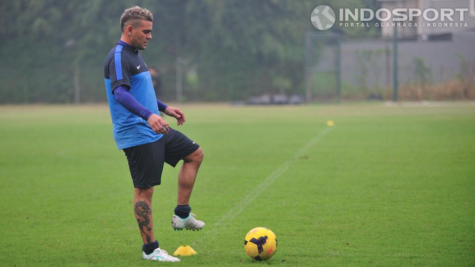 Cristian Gonzales bersiap menerima bola dalam latihan bersama Timnas senior di lapangan Sekolah Pelita Harapan, Karawaci, Tangerang, Senin (07/07/14).