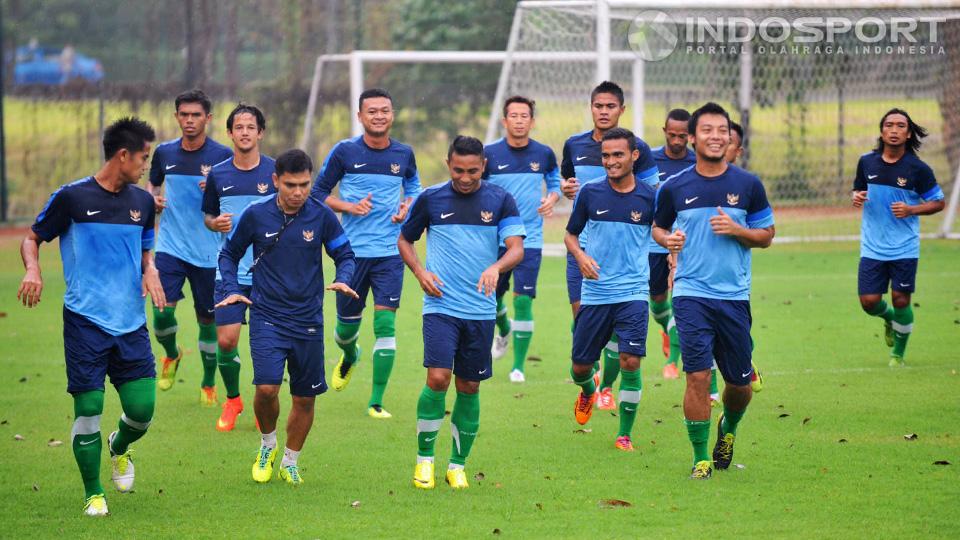Timnas senior tetap berlatih di bawah gerimis di lapangan Sekolah Pelita Harapan, Karawaci, Tangerang, Senin (07/07/14).