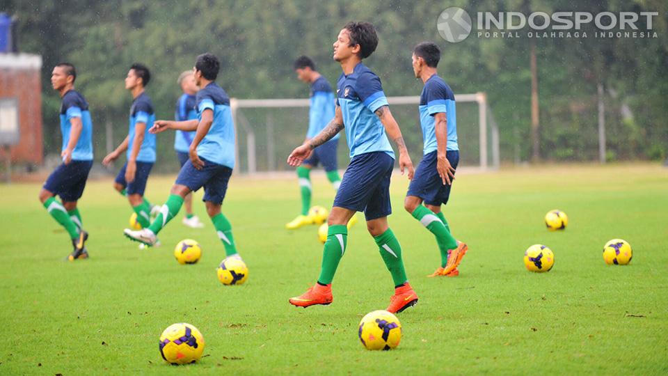 Irfan Bachdim menjalani latihan bersama Timnas di lapangan Sekolah Pelita Harapan, Karawaci, Tangerang, Senin (07/07/14).