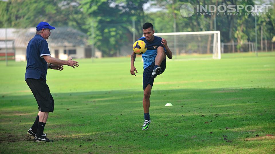 Alfred Riedl menjadi mitra latih Ferdinand Sinaga di lapangan Sekolah Pelita Harapan, Karawaci, Tangerang, Senin (07/07/14).