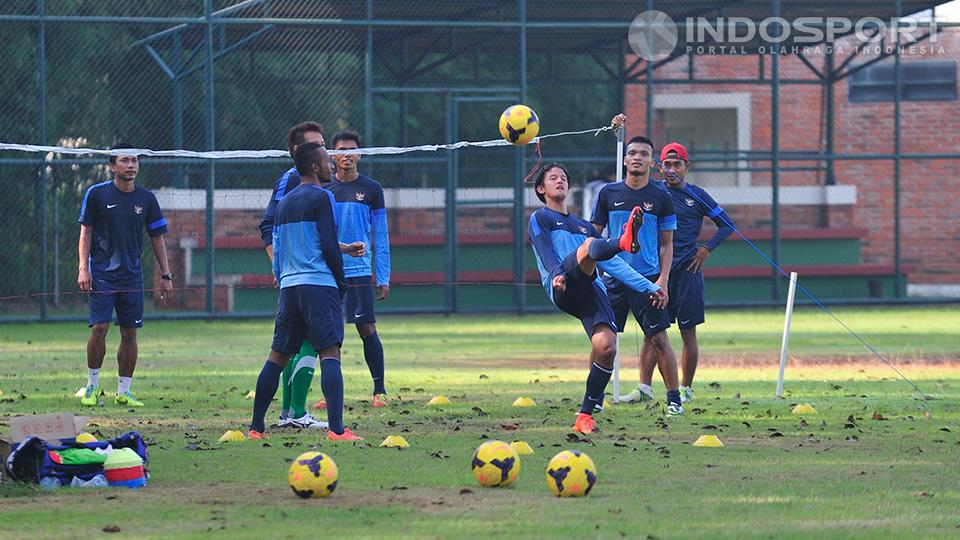 Para pemain Timnas senior melatih teknik kontrol bola atas di lapangan Sekolah Pelita Harapan, Karawaci, Tangerang, Senin (07/07/14).