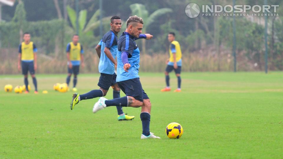  Cristian Gonzales bersiap untuk melepas tendangan ke arah gawang dalam latihan di lapangan Sekolah Pelita Harapan, Karawaci, Tangerang, Senin (07/07/14).