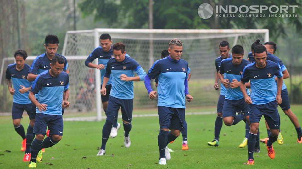 Timnas senior melakukan pemanasan sebelum latihan di lapangan Sekolah Pelita Harapan, Karawaci, Tangerang, Senin (07/07/14).