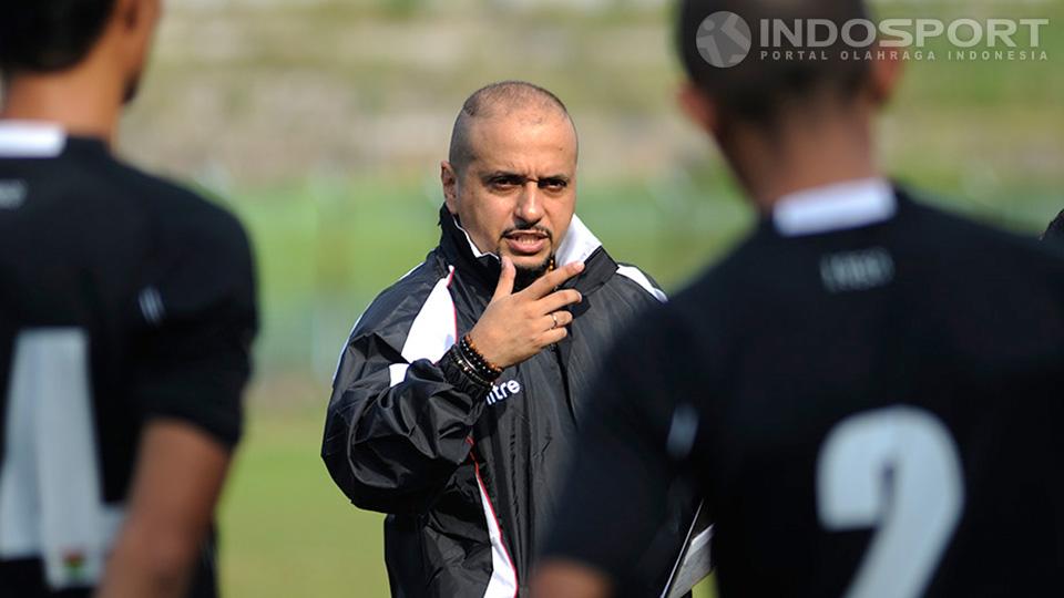 Fabio Oliveira saat melatih Persita di stadion Benteng, Tangerang. Copyright: Ratno Prasetyo/ INDOSPORT