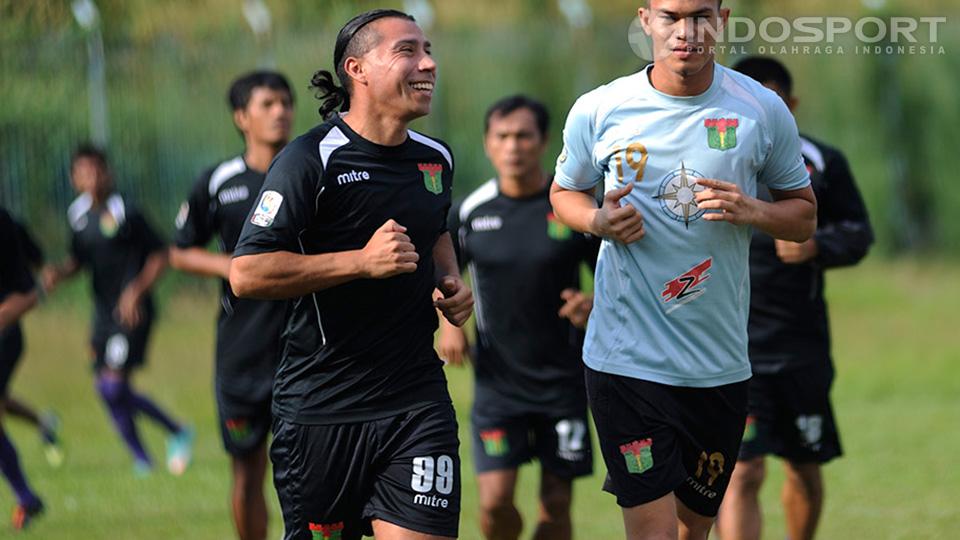 Cristian%20Carrasco%20%28jersey%20hitam%2099%29%20saat%20berlatih%20bersama%20Persita%20di%20stadion%20Benteng%2C%20Tangerang.