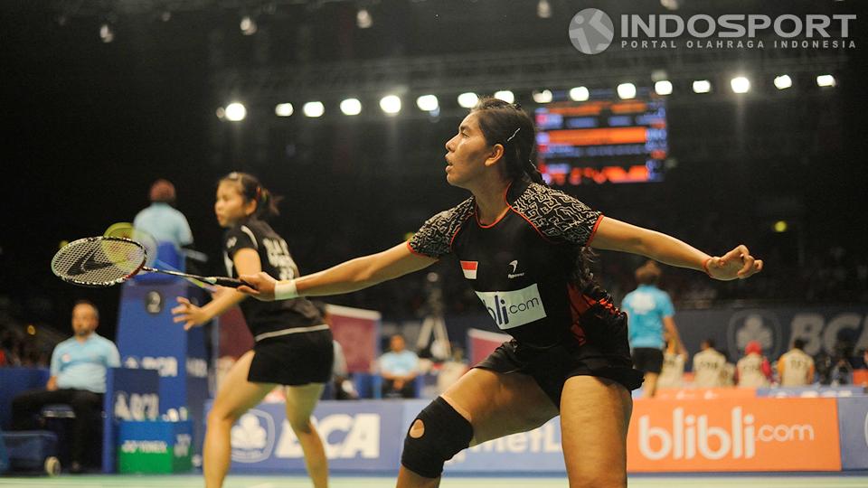 Nitya Krishinda Maheswari (kanan) dan Greysia Polii saat bertanding pada Indonesia Open 2014 di Jakarta.