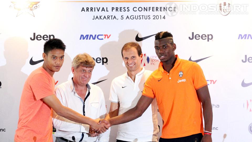 Kurnia Meiga (Kiper ISL All Star/kiri), Massimiliano Allegri (kedua dari kanan/Pelatih Juventus), dan Paul Pogba (kanan/Juventus) bersalaman saat konferensi pers di Hotel Four Season, Jakarta, Selasa (05/08/14).