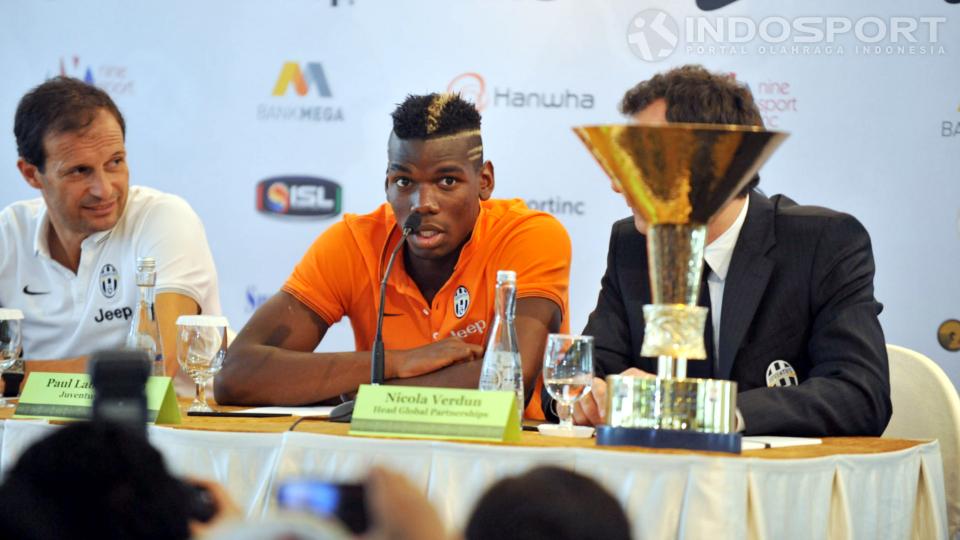 Gelandang Juventus, Paul Pogba (tengah), saat menjawab pertanyaan media dalam konferensi pers di Hotel Four Season, Jakarta, Selasa (05/08/14).