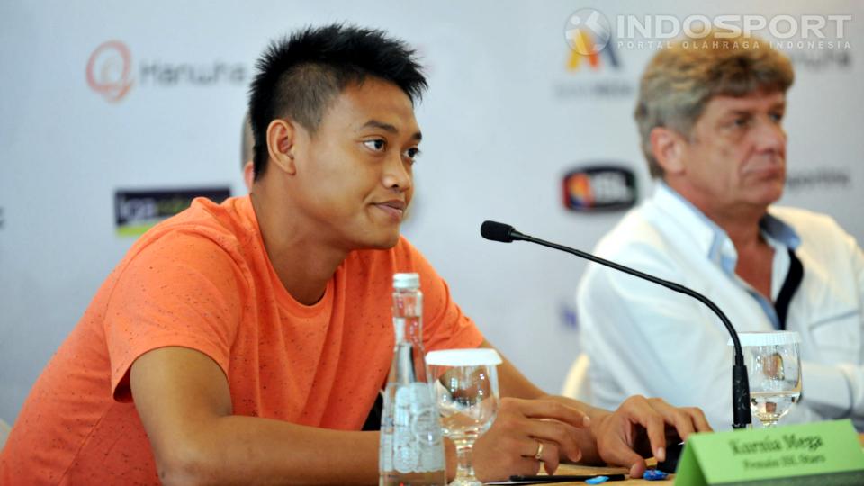 Kiper ISL All Star, Kurnia Meiga (Arema Cronus), ketika meladeni pertanyaan media dalam konferensi pers laga uji coba melawan Juventus di Hotel Four Season, Jakarta, Selasa (05/08/14).