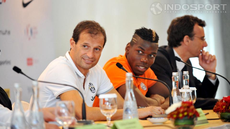 Pelatih Juventus, Massimiliano Allegri (kiri), dan gelandang Paul Pogba (tengah) saat berkonferensi pers di Hotel Four Season, Jakarta, Selasa (05/08/14). 