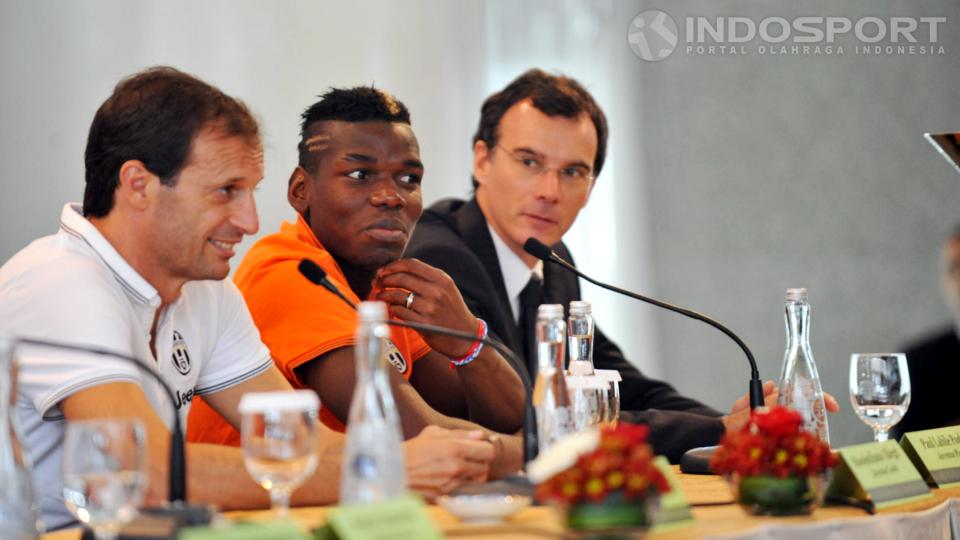 Pelatih Juventus, Massimiliano Allegri (kiri), dan gelandang Paul Pogba (tengah) saat berkonferensi pers di Hotel Four Season, Jakarta, Selasa (05/08/14). 