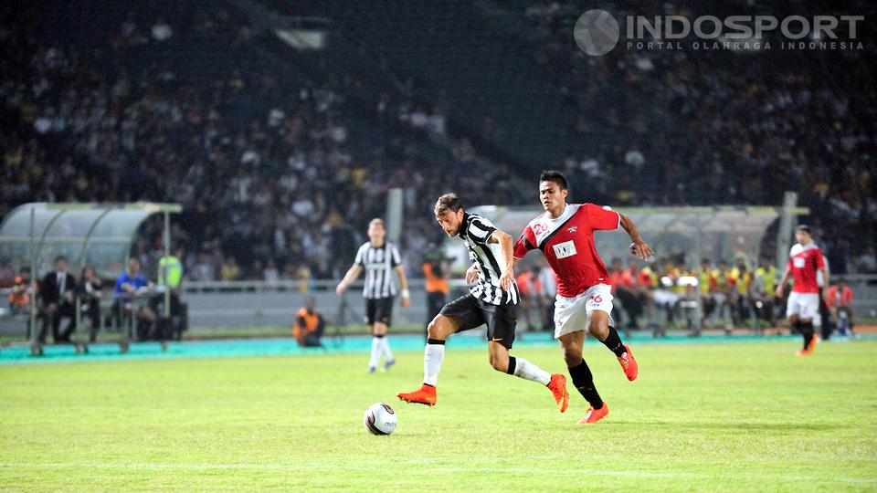 Fernando Javier Llorente Torres berebut bola dengan Fakhrudin. 