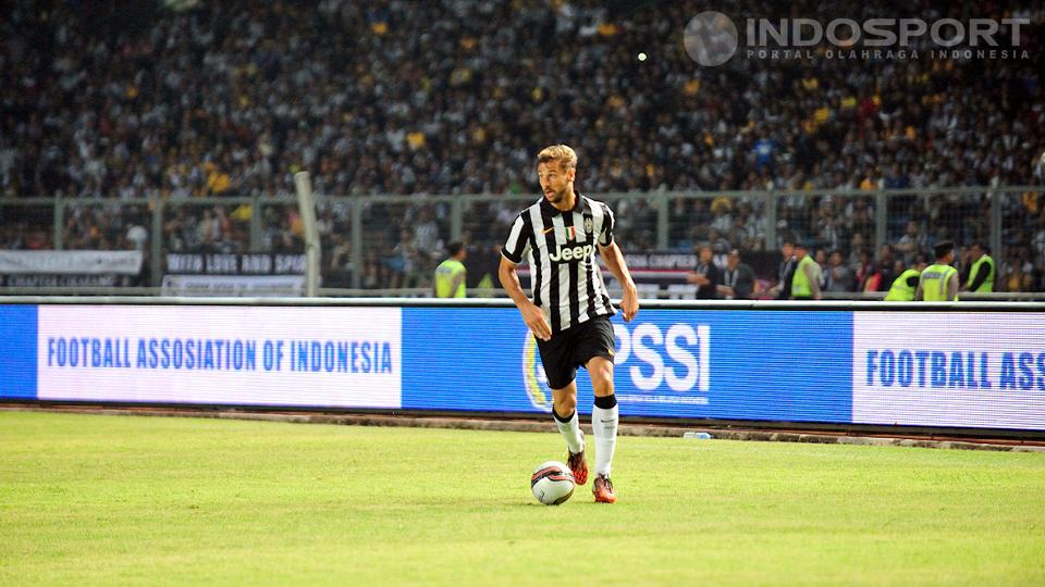Fernando Javier Llorente Torres menggiring bola kearah gawang ISL Stars.