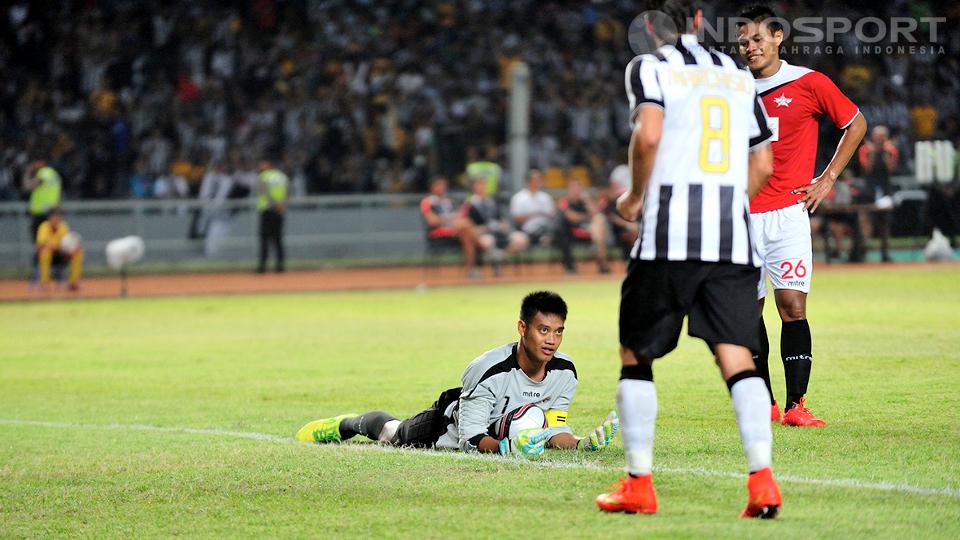 Kurnia Meiga melihat kearah Claudio Marchisio setelah gawangnya kebobolan.