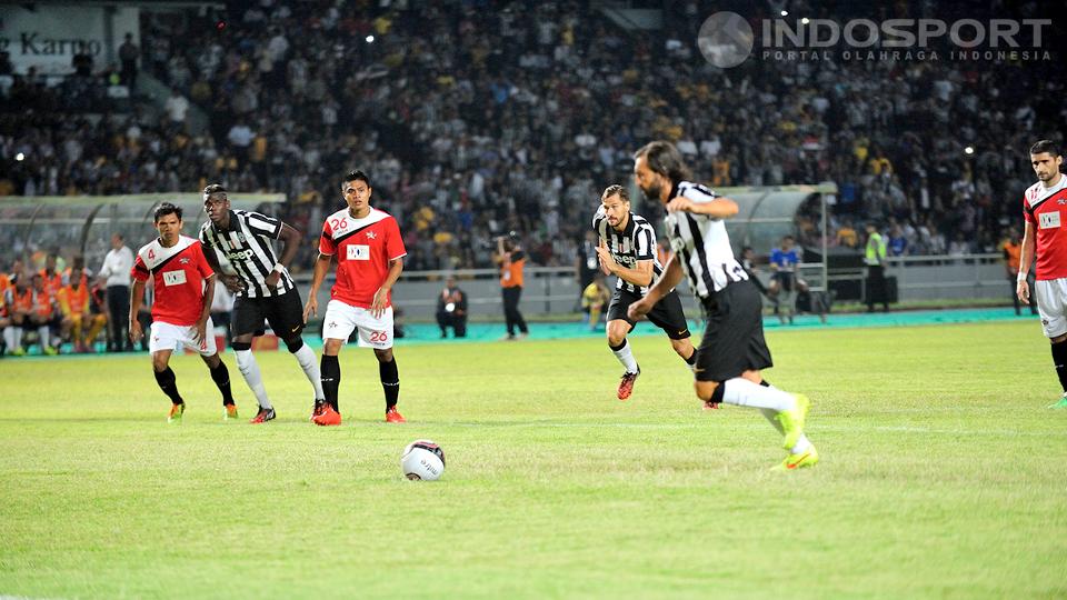 Andrea Pirlo bersiap mengambil tendangan penalti yang menyamakan kedudukan menjadi 1-1.