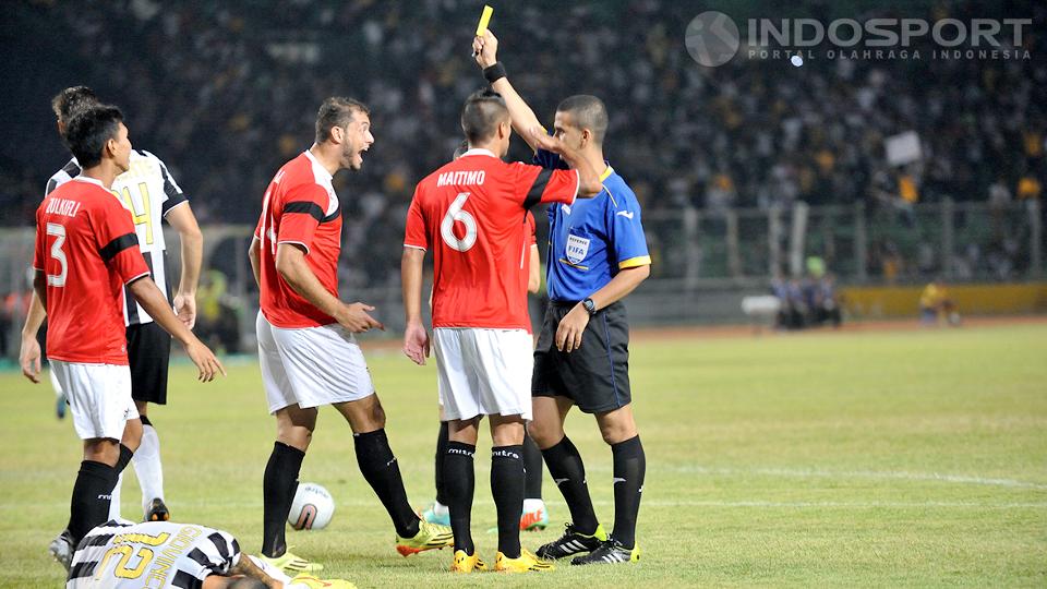 Reinaldo Lobo protes atas kartu kuning yang diberikan kepadanya setelah menjegal Sebastian Giovinco.