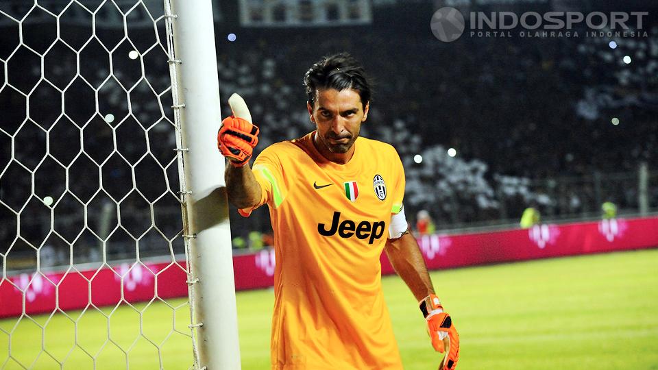 Gianluigi Buffon mengacungkan jempol ke arah fans Juventus.