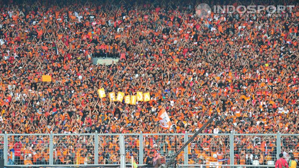 Tribun Senayan berwarna oranye saat Jakmania memenuhi Gelora Bung Karno. 