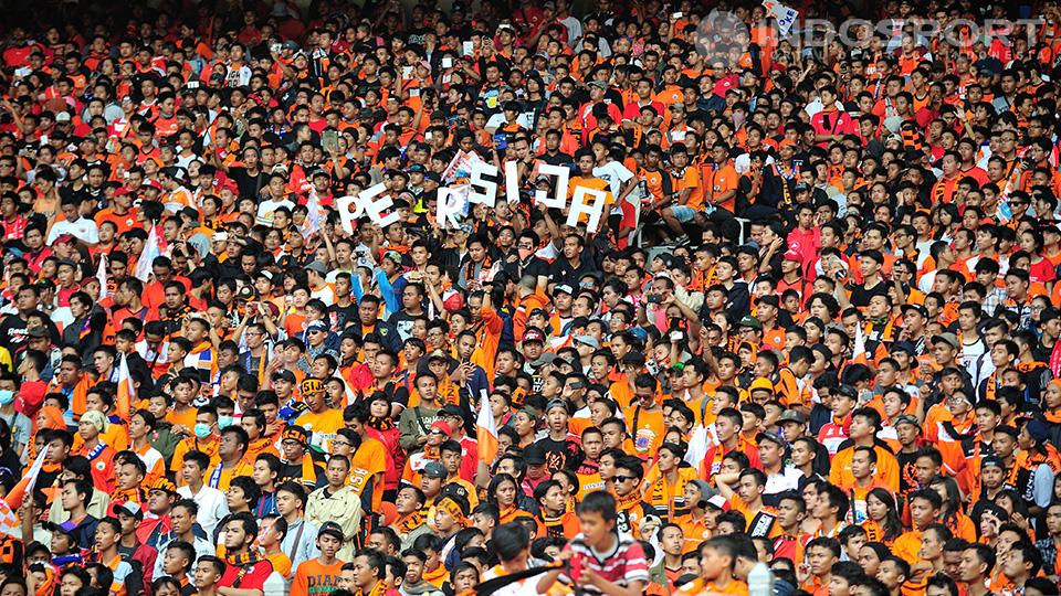 Jakmania menyemuti Gelora Bung Karno pada laga klasik Persija vs Persib. 