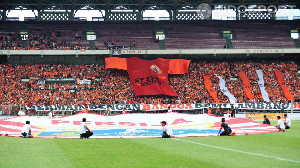 Banner ukuran raksasa berlogo Persija dikibarkan sebelum pertandingan Persija vs Persib di Gelora Bung Karno, Minggu (10/0814).