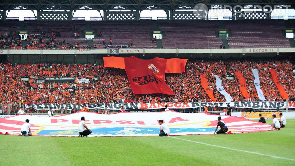 Banner ukuran raksasa berlogo Persija dikibarkan sebelum pertandingan Persija vs Persib di Gelora Bung Karno, Minggu (10/0814). Copyright: Ratno Prasetyo/ INDOSPORT
