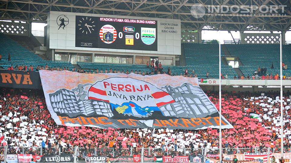 Banner raksasa kebanggaan Persija terus berkibar saat pertandingan Persija vs Persib di Gelora Bung Karno, Minggu (10/0814).