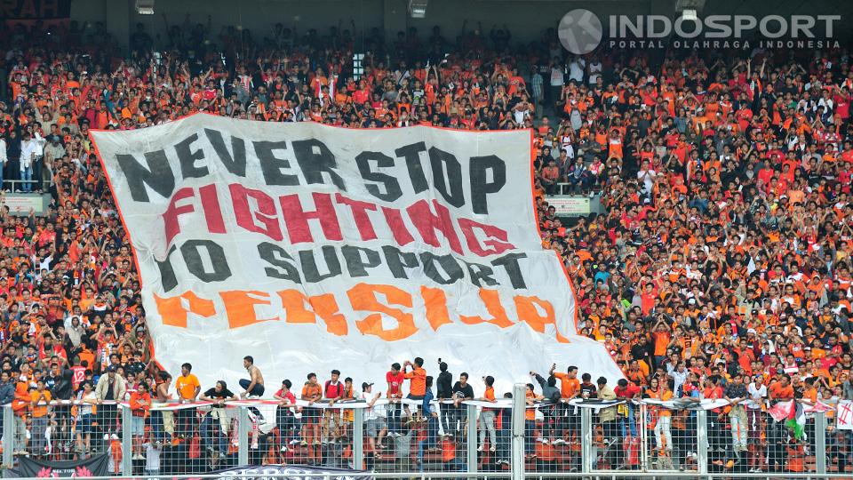 Banner raksasa bertuliskan dukungan Jakmania untuk Persija terus berkibar sepanjang laga.