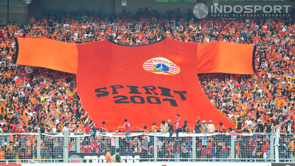Banner jersey raksasa nampak di tribun sebagai dukungan kepada penggawa Persija.