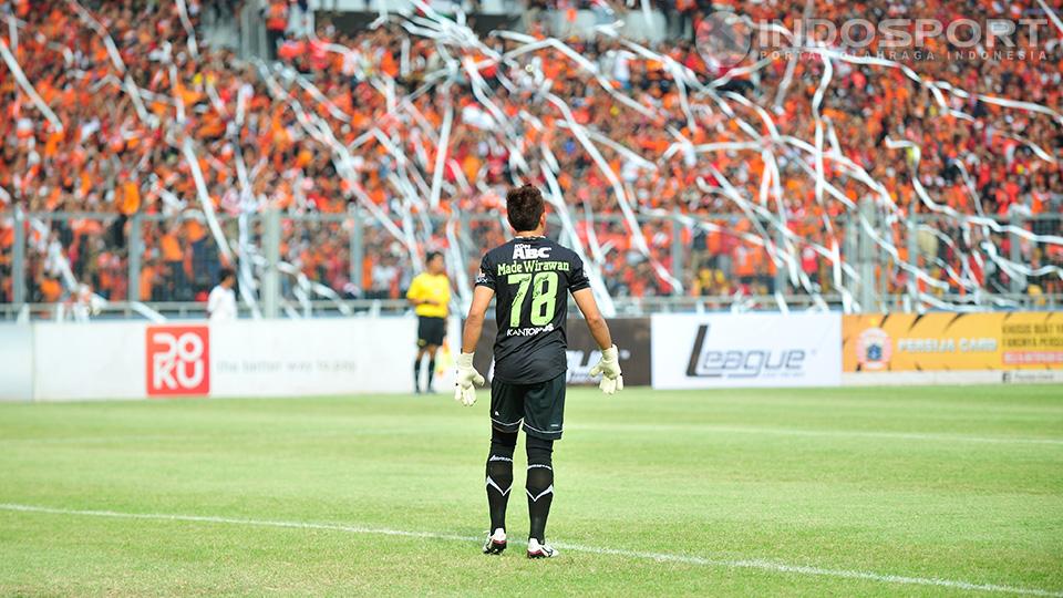 Kiper Persib, I Made Wirawan, melihat ke arah pendukung Persija yang melempar gulungan kertas ke arah lapangan pada pertandingan Persija vs Persib di SUGBK, Minggu (10/08/14).