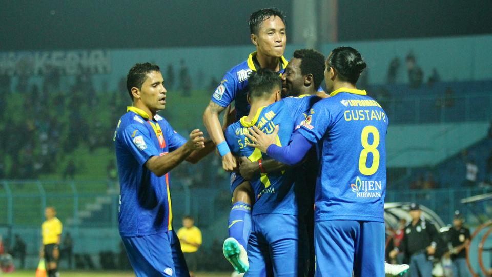 Selebrasi pemain Arema Cronus setelah Thierry Gathuessi mencetak gol ke gawang Persita dalam laga ISL 2014 di Stadion Kanjuruhan, Malang, Senin (18/08/`4).