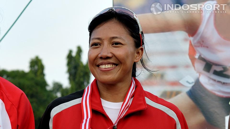 Dedeh Erawati saat menerima medali perak setelah berlomba di nomor 4x400 meter putri pada kejuaraan atletik nasional 2014 di stadion Rawamangun, Sabtu (23/08/14).