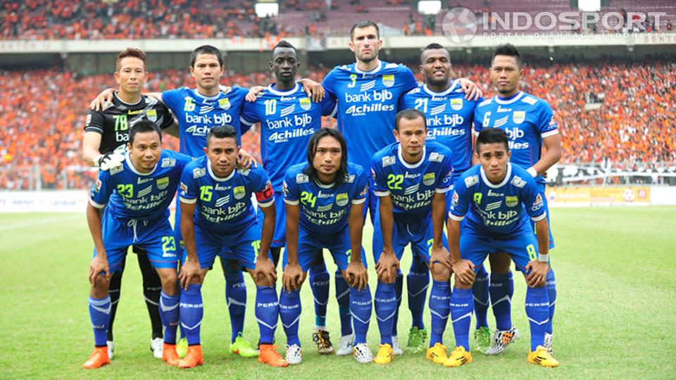 Skuad Persib Bandung saat melawan Persija Jakarta di Stadion Utama Gelora Bung Karno, Jakarta, Minggu (10/08/14).