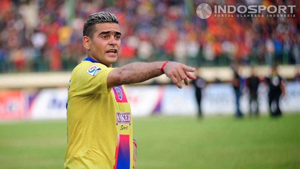 Cristian Gonzales saat melawan Persita Tangerang di stadion Singaperbangsa, Kamis (02/13/14). Copyright: Ratno Prasetyo/Indosport